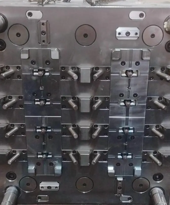 Detalhe dos insertos e gavetas do mesmo molde