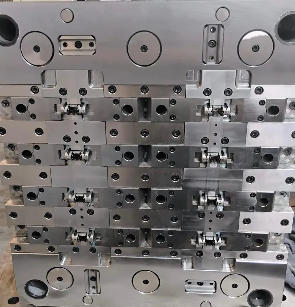 Molde com gavetas em linha