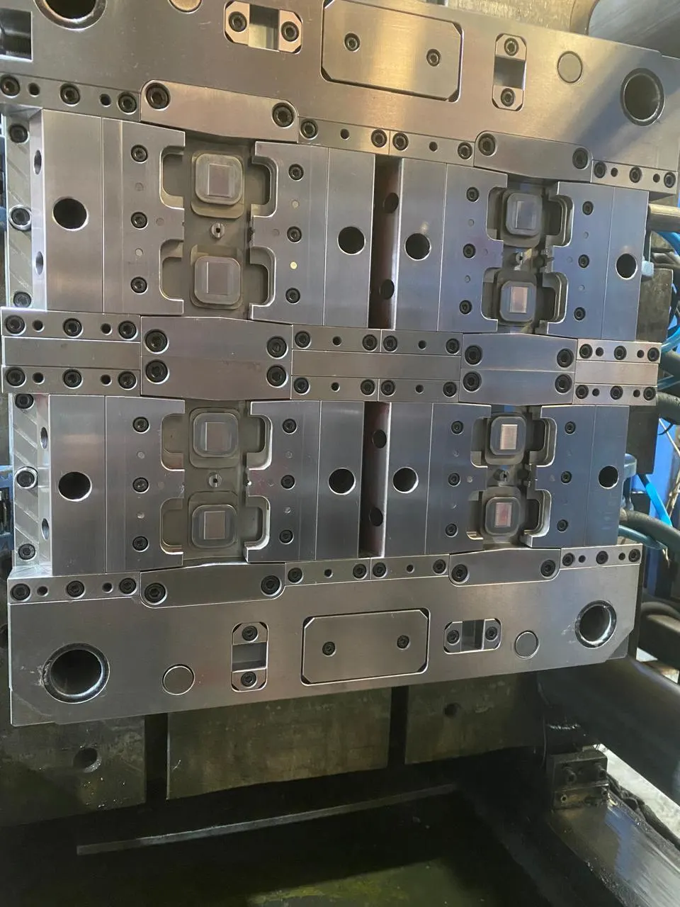 Montagem das placas com insertos do mesmo molde