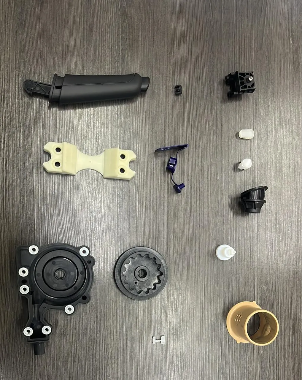 Peças plásticas injetadas em moldes Steelmold: manopla, suportes, engrenagem, tampas e buchas